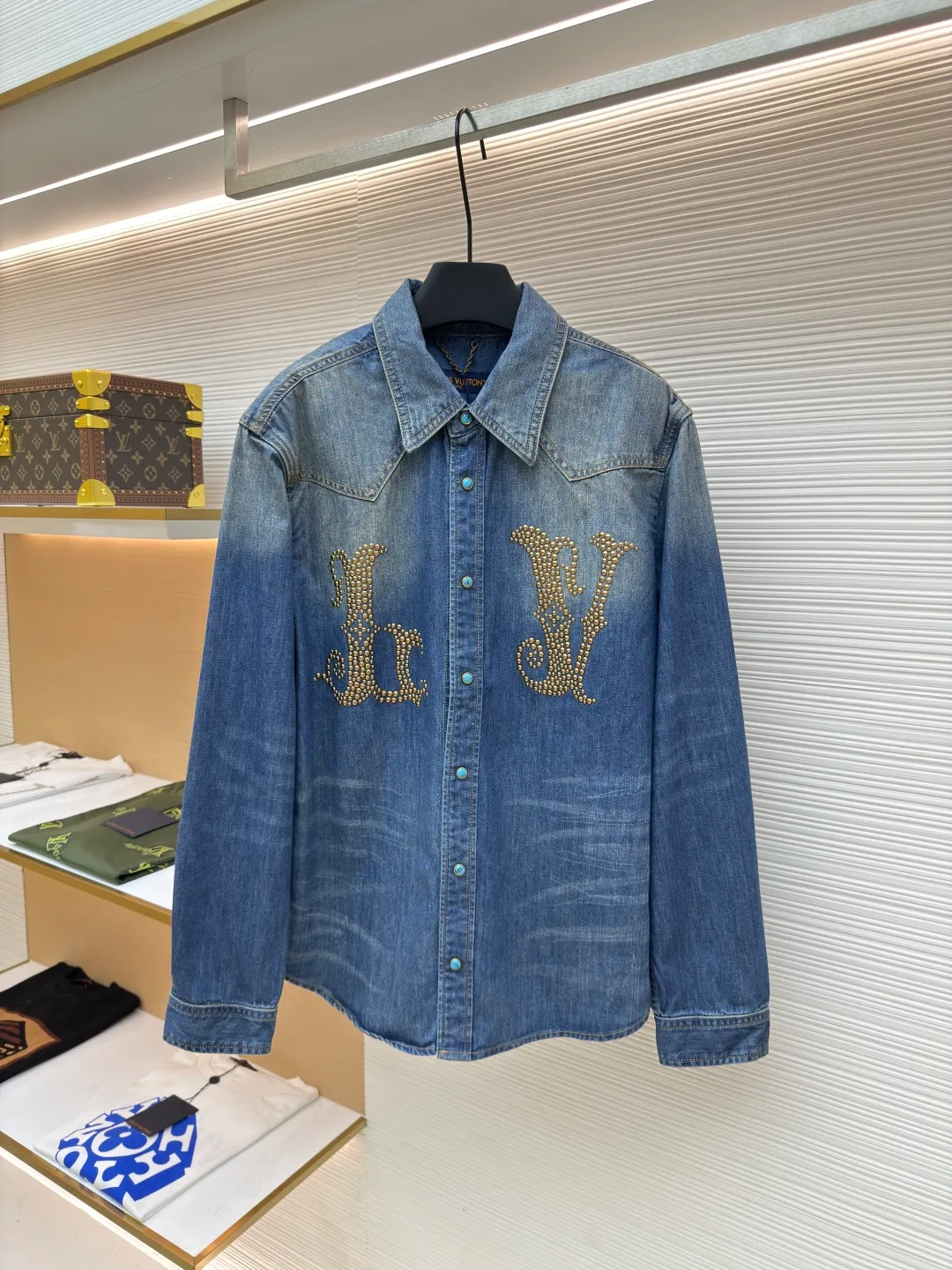 LOUIS VUITTON hook lapel denim long-sleeved shirt ●Authentic product: Purchased and developed by 10674 ●Item number: 1680561-B45 ●Fabric: Denim denim fabric ●Technology: Washed production ●Version: Fitted version ●Weight: about 610 grams ●Size: S-M-L-XL ●Description: Crafted from denim denim fabric, with excellent texture, comfortable and soft, breathable and sweat-absorbent, the chest is decorated with brand logo embellished with studs and floral details, and the top snap button is embellished with iconic floral details. The overall routing is straight and delicate, the fabric is comfortable and soft, and the color is consistent without color difference. It can be matched with the same style to create a fashionable look and control various occasions. Customized accessories, complete three standards, same style for men and women!
